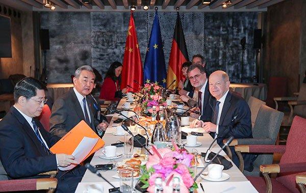 慕尼黑安全会议期间，德国总理朔尔茨会见王毅