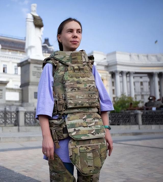 专为女兵设计的防弹衣，依然显得笨重