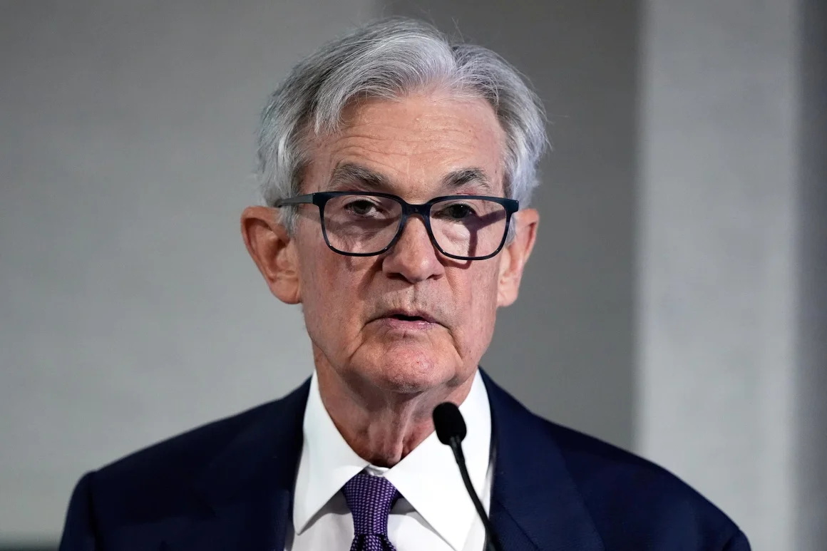 美联储主席杰罗姆·鲍威尔于 4 月 4 日在弗吉尼亚州阿灵顿举行的促进商业编辑和写作协会年会上发表讲话 ...