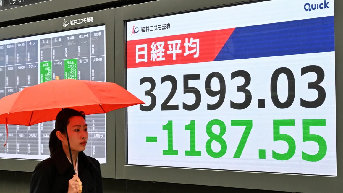 显示屏显示 2025 年 4 月 7 日东京中央区日经平均股价大幅下跌