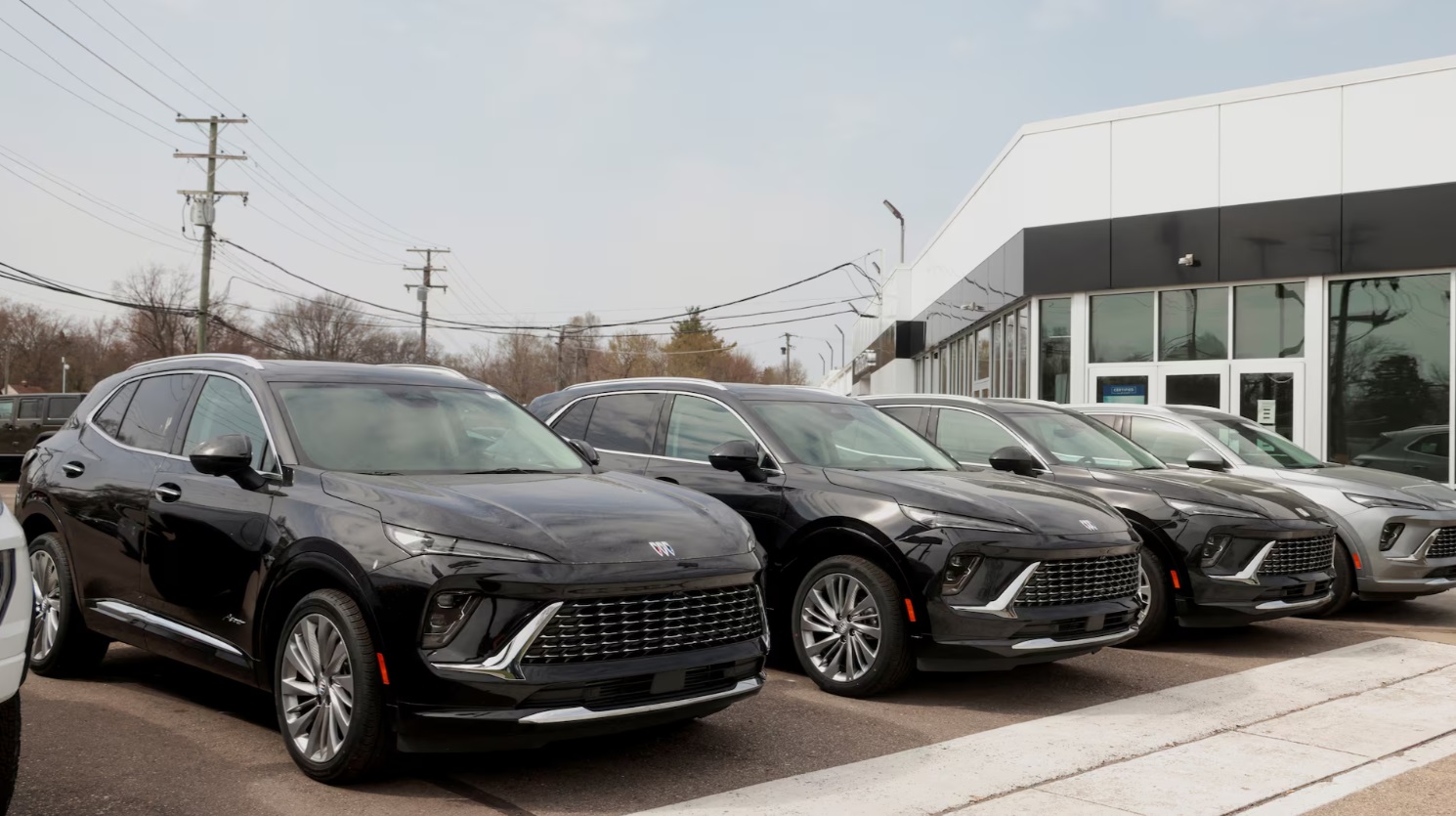 别克 2025 款 Envision SUV 停放在别克 GMC 经销店的停车场上