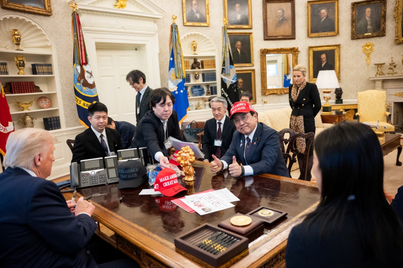 美国总统唐纳德·特朗普在华盛顿特区白宫椭圆形办公室会见日本经济再生担当大臣赤泽良成及其代表团 ...