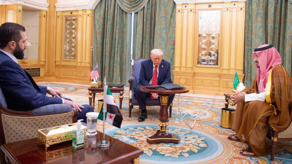 美国总统唐纳德·特朗普在沙特阿拉伯利雅得会见叙利亚总统艾哈迈德·沙拉