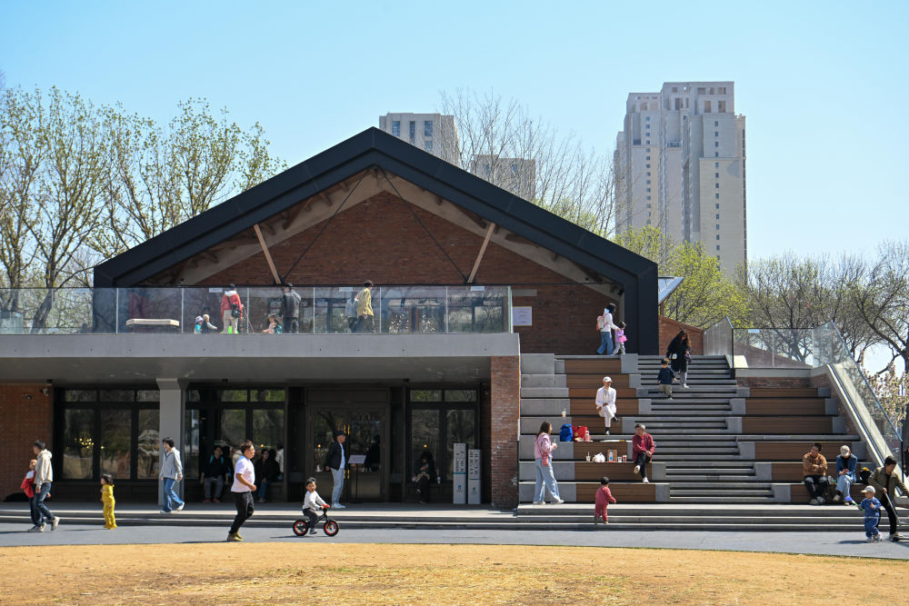 市民在天津市河东区泰达·津一产业公园休闲