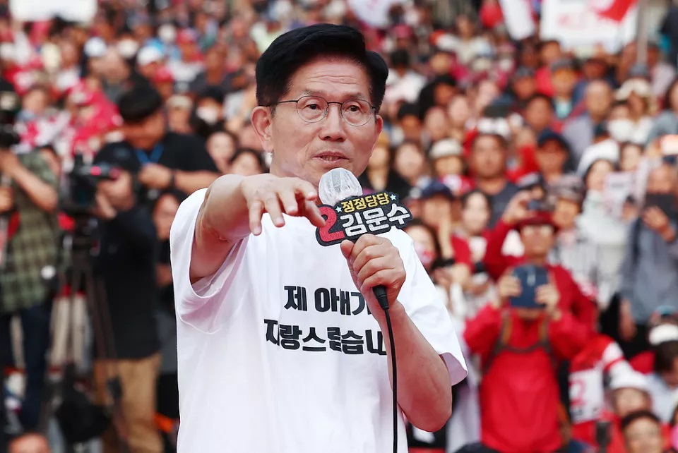 韩国春川，国民力量党候选人金文洙在春川市市政府进行选举宣传