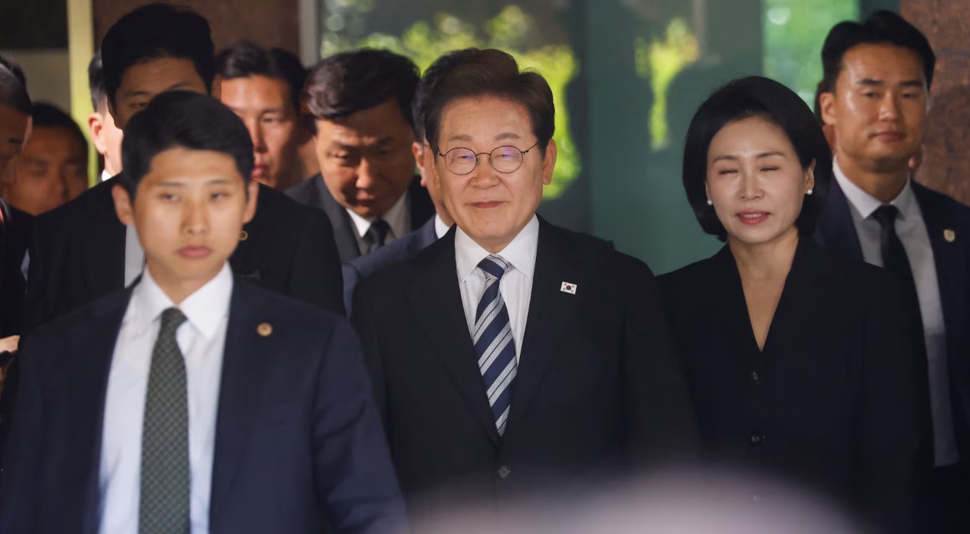 韩国当选总统李在明在仁川迎接前往国会参加就职典礼的人群