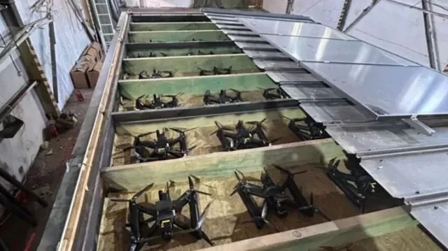 无人机藏于带有可伸缩屋顶的木制货柜内