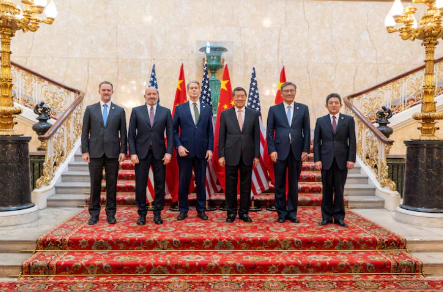 美国财政部长斯科特·贝森特、中国国务院副总理何立峰与美国贸易代表杰米森·格里尔、美国商务部长霍华德· ...
