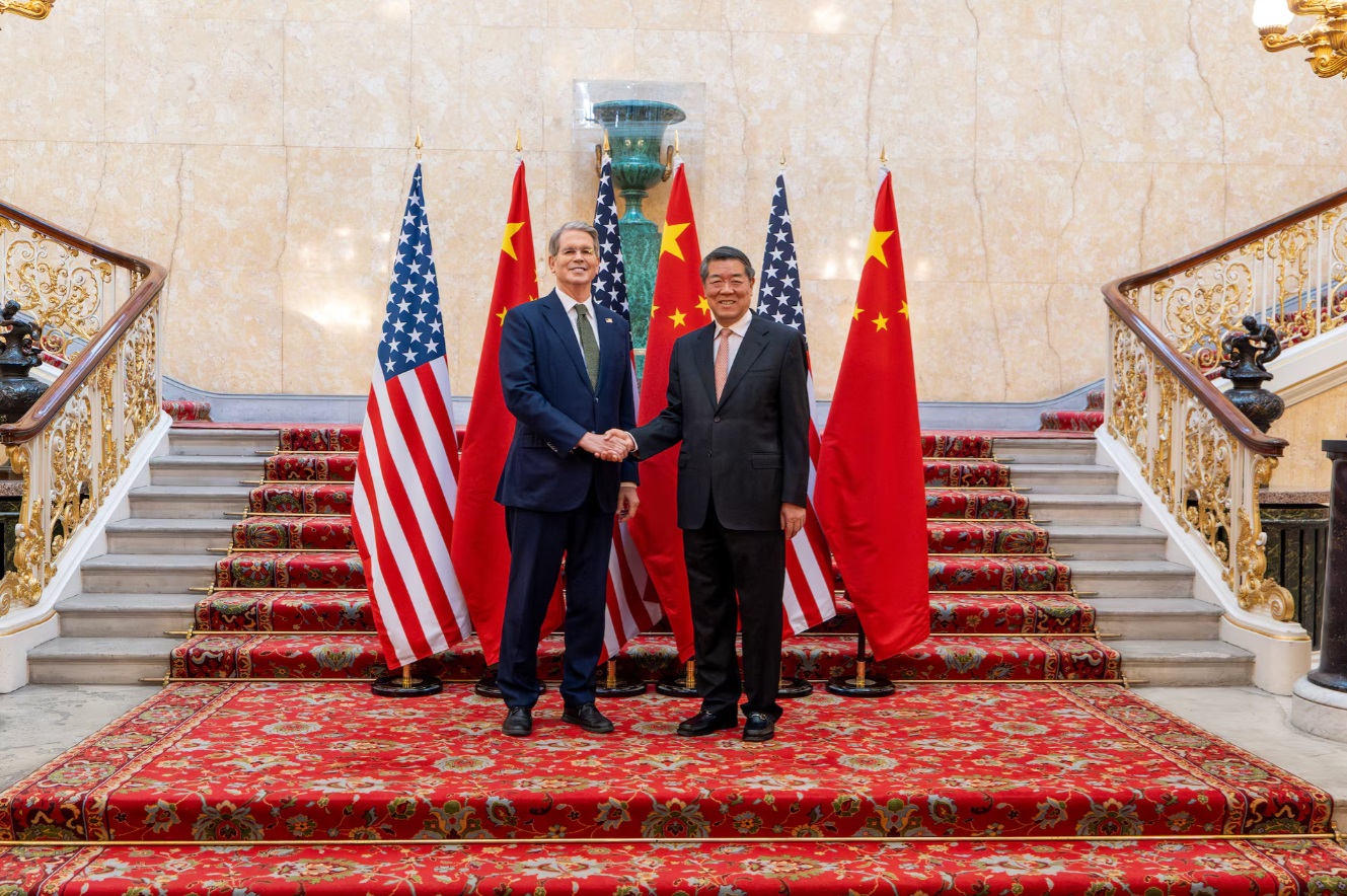 美国财政部长斯科特·贝森特与中国国务院副总理何立峰在伦敦会晤