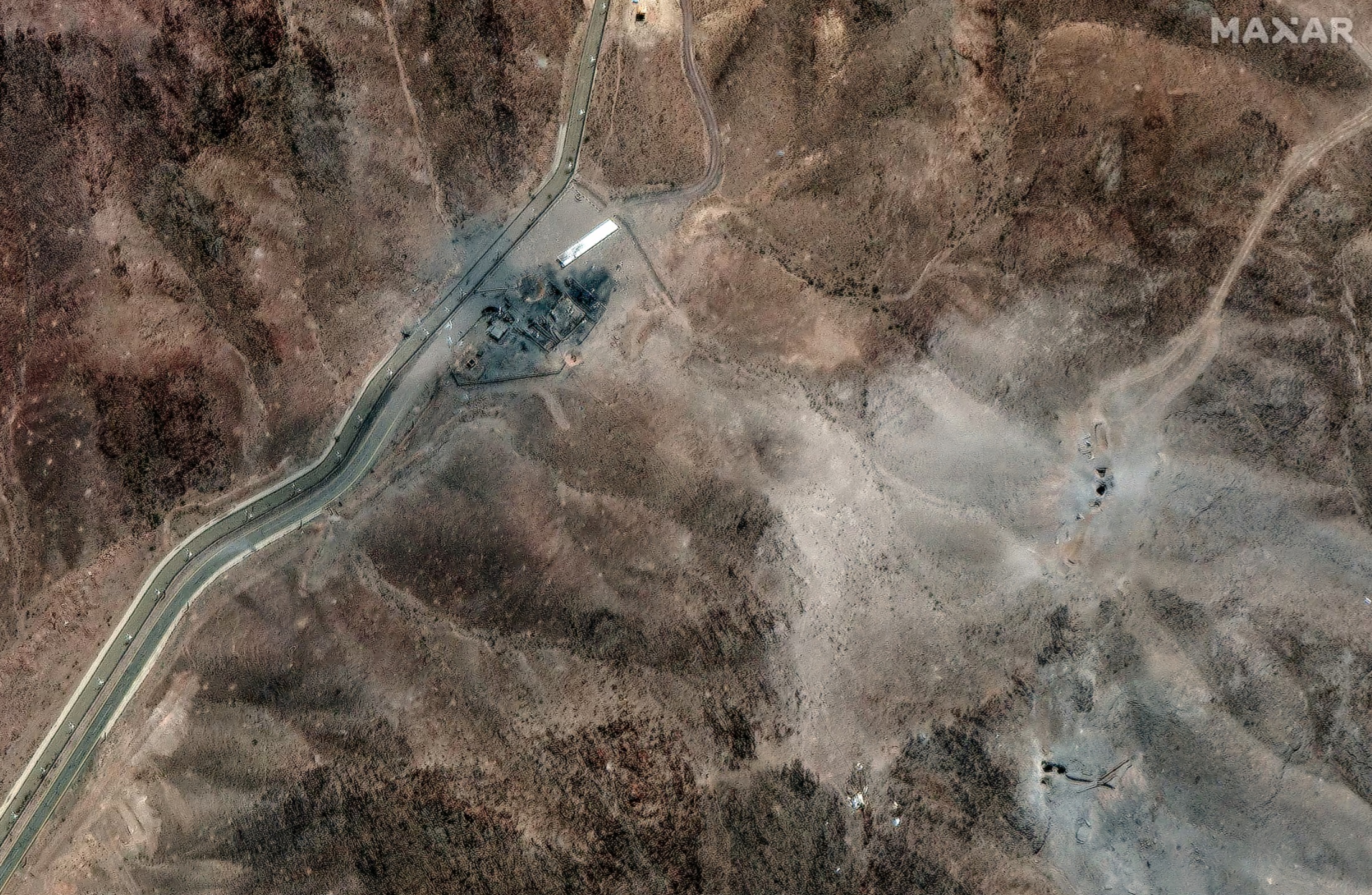 伊朗库姆附近的福尔多燃料浓缩设施周边出现新的空袭弹坑