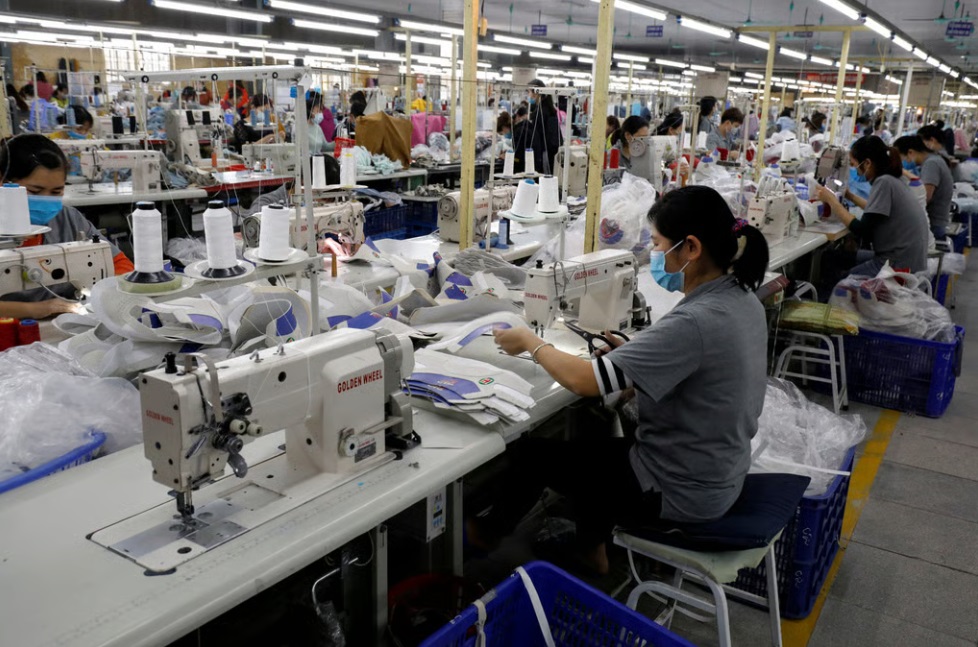 越南河内一家出口鞋厂的员工正在工作