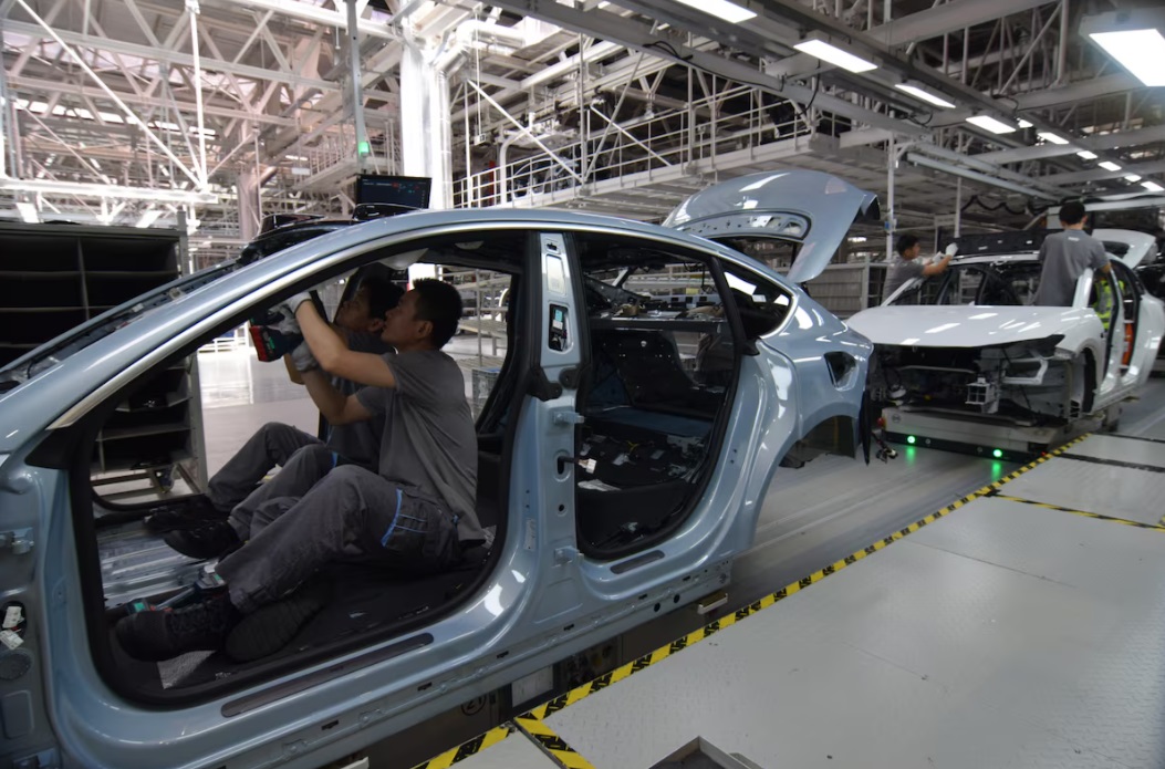 蔚来汽车合肥工厂的工人们正在组装汽车
