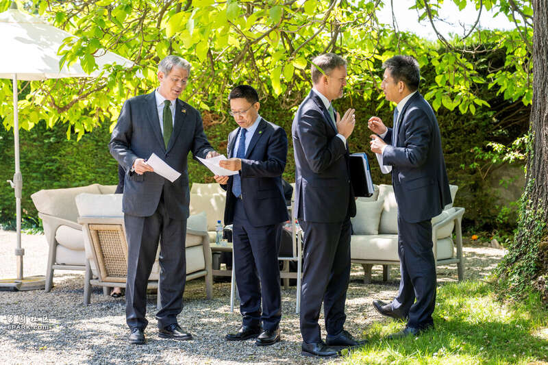 美国财政部长斯科特·贝森特（左）与美国贸易代表贾米森·格里尔（右二）于5月在日内瓦与中方官员会面 ... ...