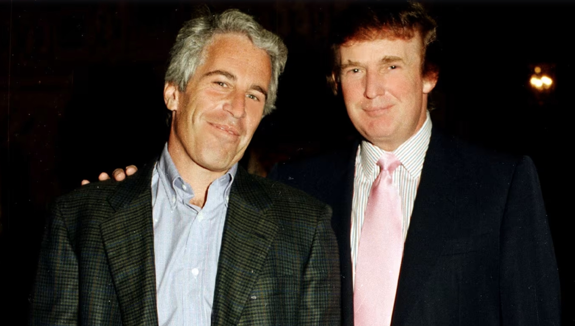 杰弗里·爱泼斯坦 （Jeffrey Epstein） 和唐纳德·特朗普在佛罗里达州棕榈滩的海湖庄园合影 ...