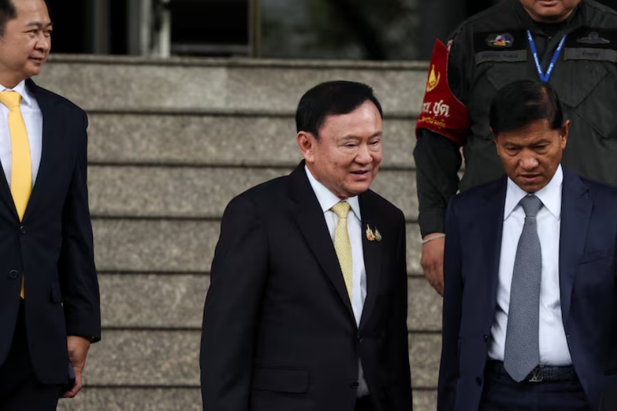 泰国前总理他信·西那瓦离开泰国之前，泰国刑事法庭宣判他无罪