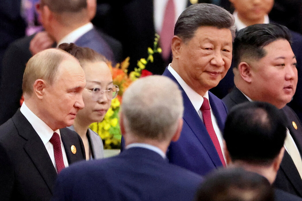 印度总理莫迪在天津举行的峰会上与俄罗斯总统普京和中国国家主席习近平交谈 ...