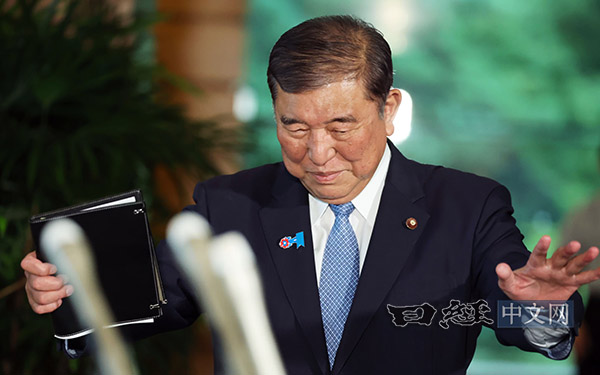 接受记者团采访的石破首相
