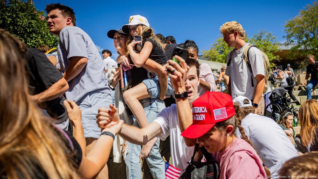 观众目击查理·柯克（Charlie Kirk）中弹，惊慌逃离现场