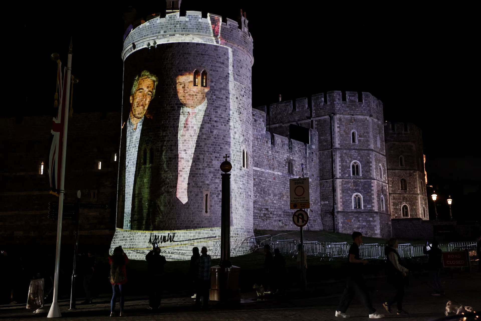 美国总统唐纳德·特朗普和第一夫人梅拉尼娅·特朗普抵达英国伯克郡温莎进行国事访问后，温莎城堡上投影出美 ...