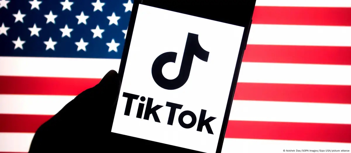 手机上的TikTok标志，背景是美国国旗