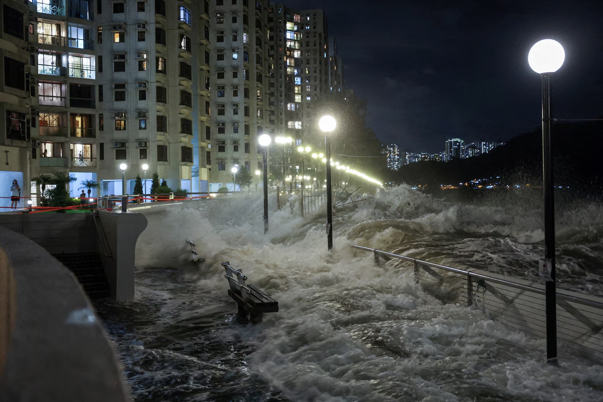 2025年9月23日，超强台风桦加沙的巨浪冲击着中国香港海岸的椅子