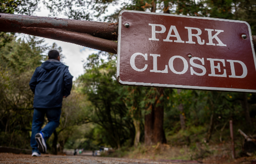 加利福尼亚州Marin县Muir Woods National Monument入口处的“公园关闭”标志
