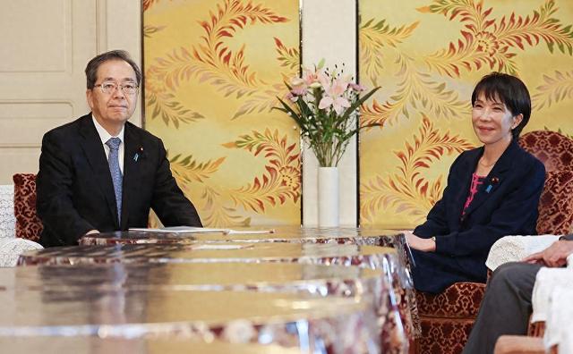 日本自由民主党总裁高市早苗（右）和日本公明党党首齐藤铁夫出席国会党首会议 ...