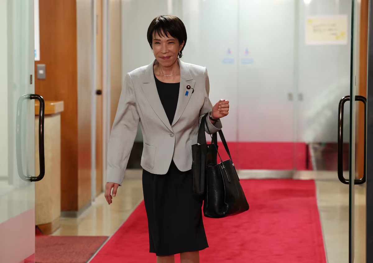 日本执政党自民党党魁高市早苗在东京自民党总部与党员开完会后离开