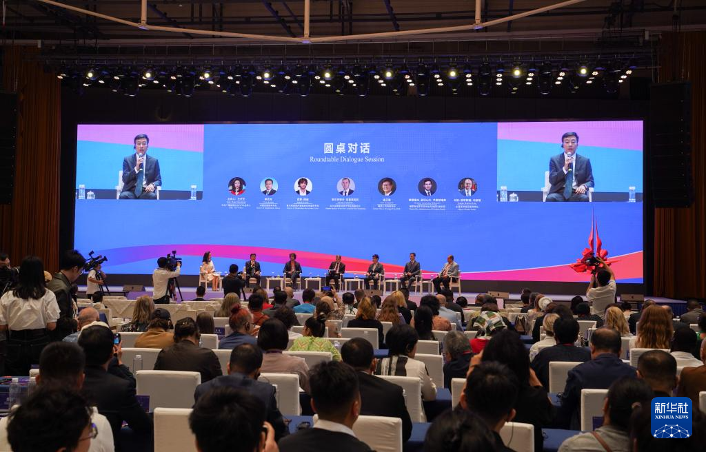 在“世界市长对话·景德镇暨2025景德镇论坛”现场，与会嘉宾参加圆桌对话