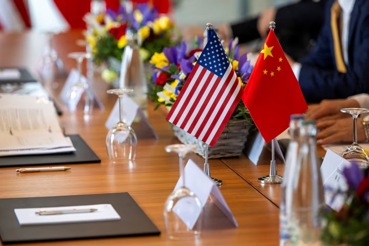 谈判桌上悬挂着美国国旗和中国国旗