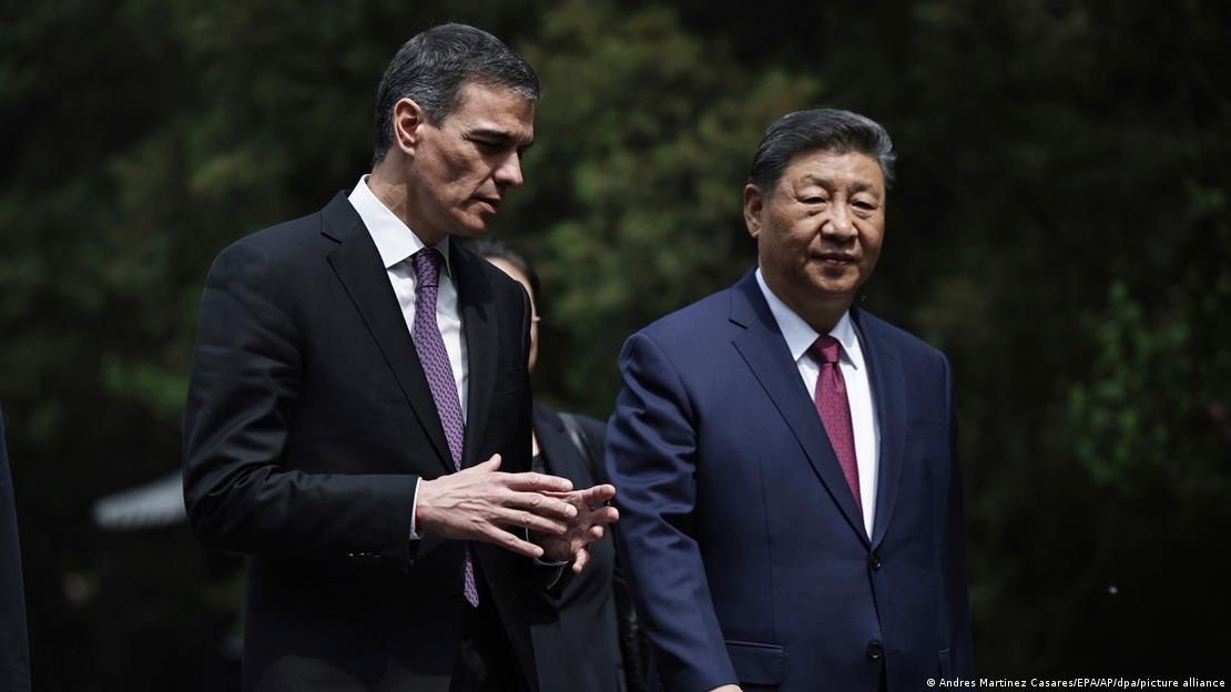 中国国家主席习近平（右）与西班牙首相佩德罗·桑切斯在会晤后漫步于钓鱼台宾馆花园 ...