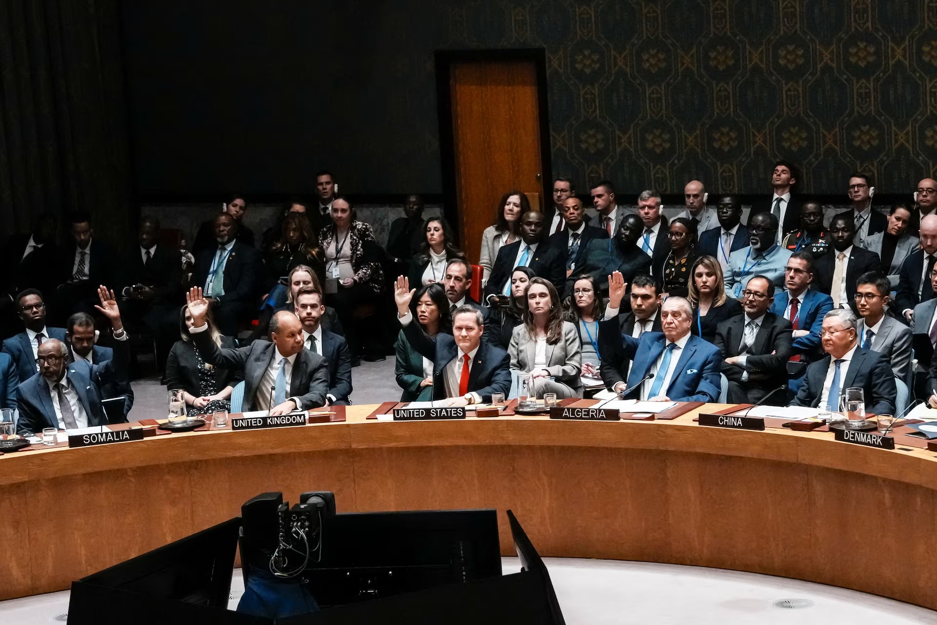 美国驻联合国大使迈克尔·沃尔兹和其他大使在纽约联合国总部举行的联合国安理会会议上投票赞成一项决议，该 ...