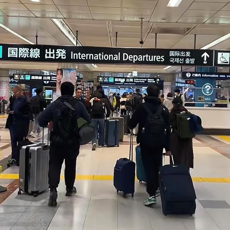 在日本多个机场，挤满了返回国内的中国人