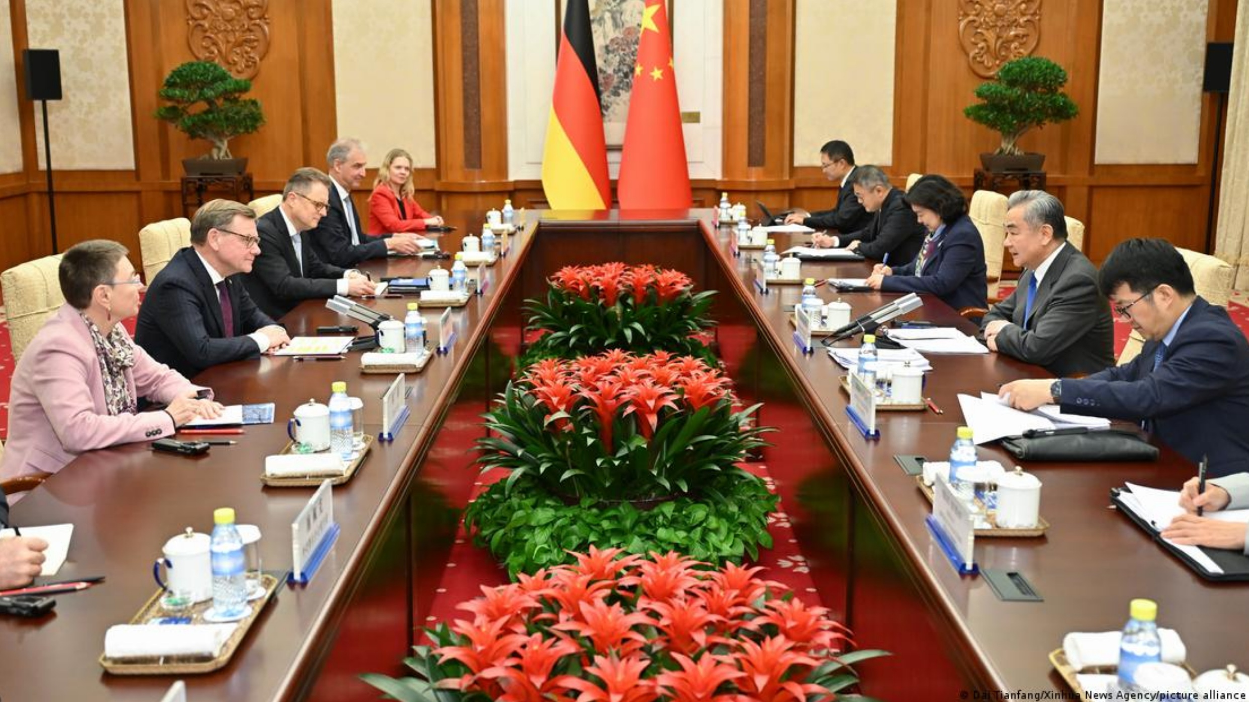 12月8日，北京，德中两国外长举行会谈