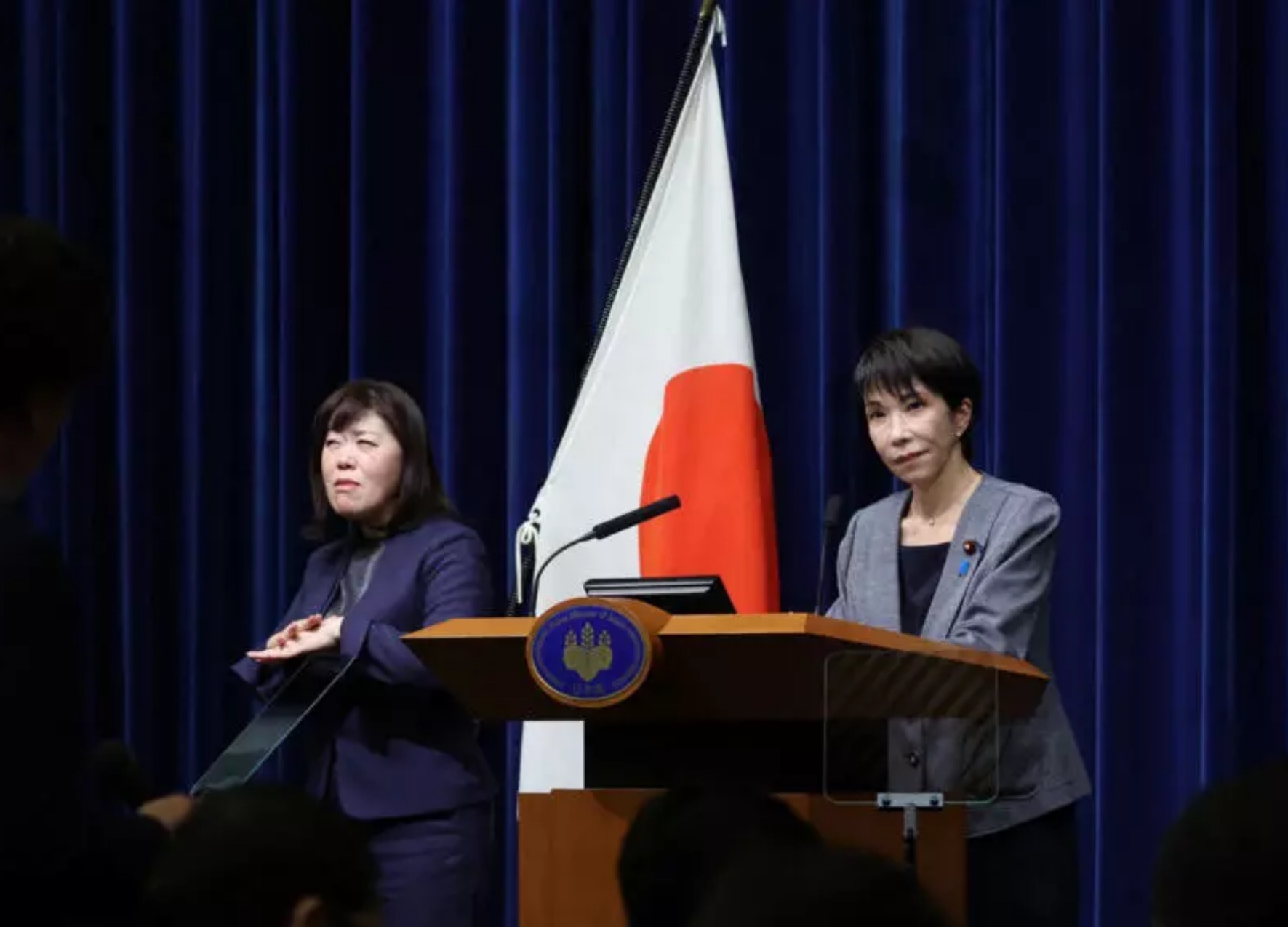 日本首相高市早苗在东京首相官邸举行的新闻发布会上发表讲话