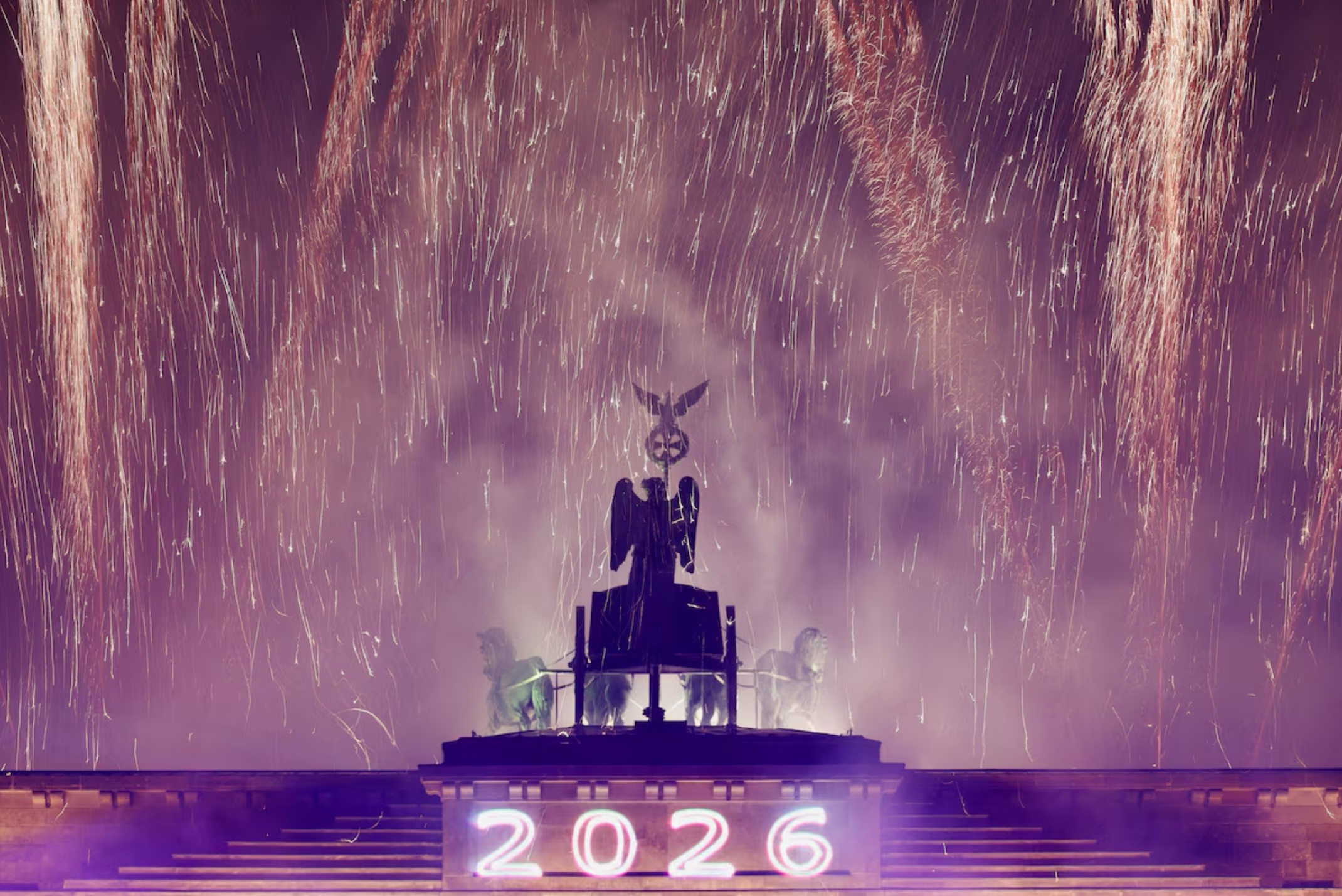 德国柏林新年庆祝活动期间，勃兰登堡门上空绽放烟花