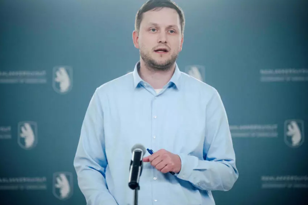 丹麦自治领土格陵兰政府总理延斯-弗雷德里克-尼尔森（Jens-Frederik Nielsen）在格陵兰努克举行新闻发布会 ...
