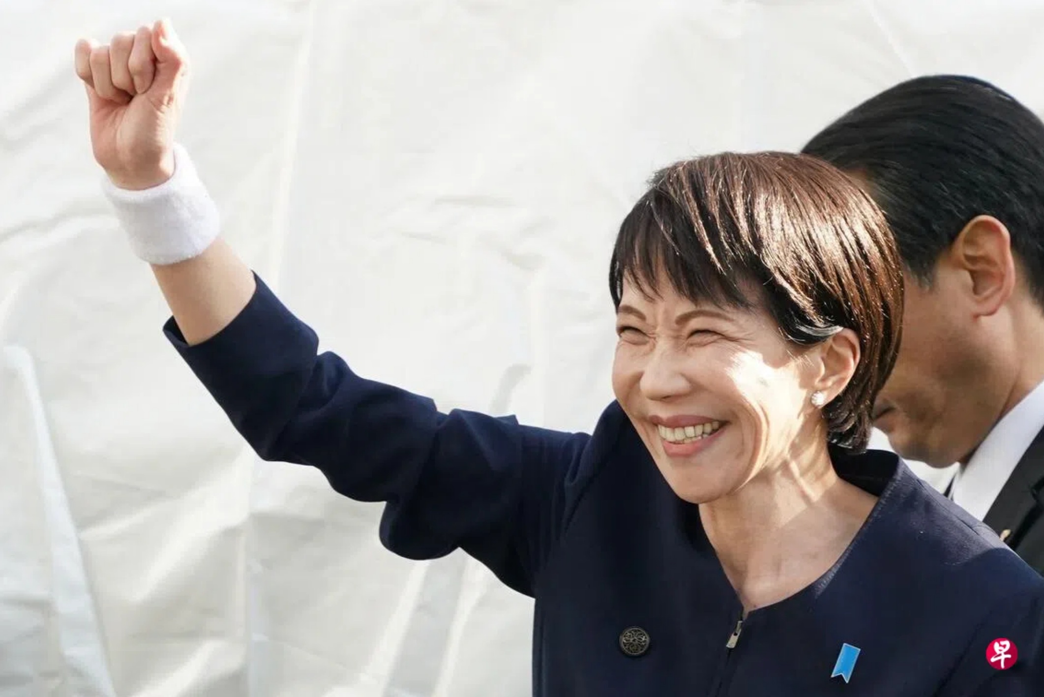 1月27日，日本首相兼自民党总裁高市早苗在东京发表竞选演说后，向民众举手致意 ...