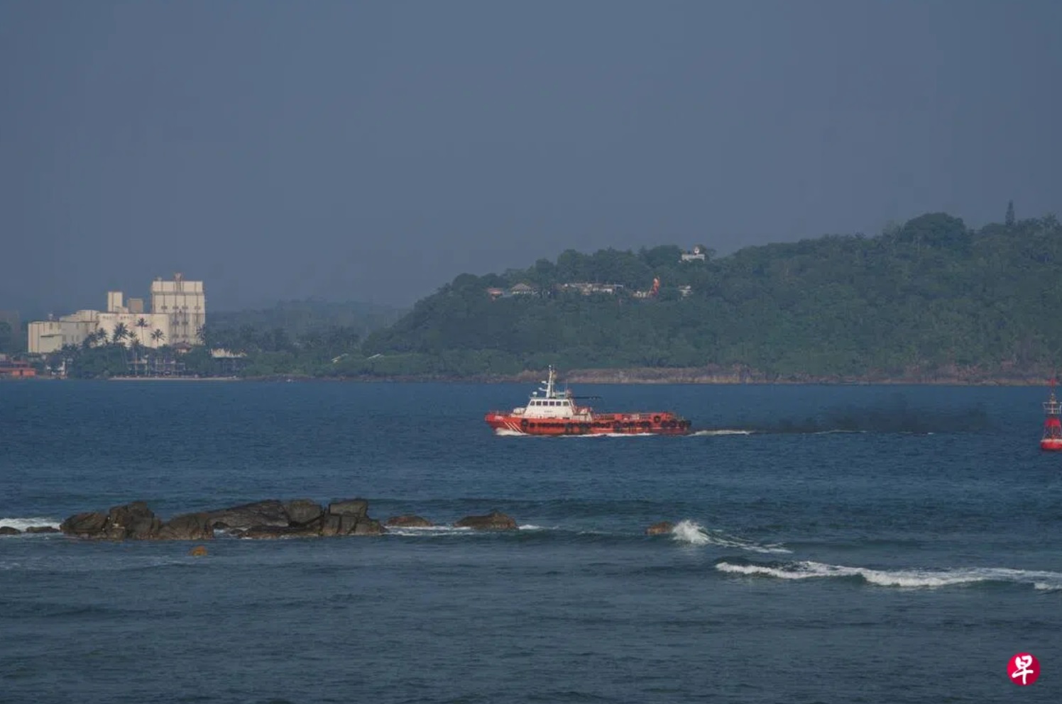 3月4日，一艘船只驶离斯里兰卡加勒（Galle）海岸。此前，伊朗护卫舰德纳号在斯里兰卡附近海域遭到潜艇袭击 ...