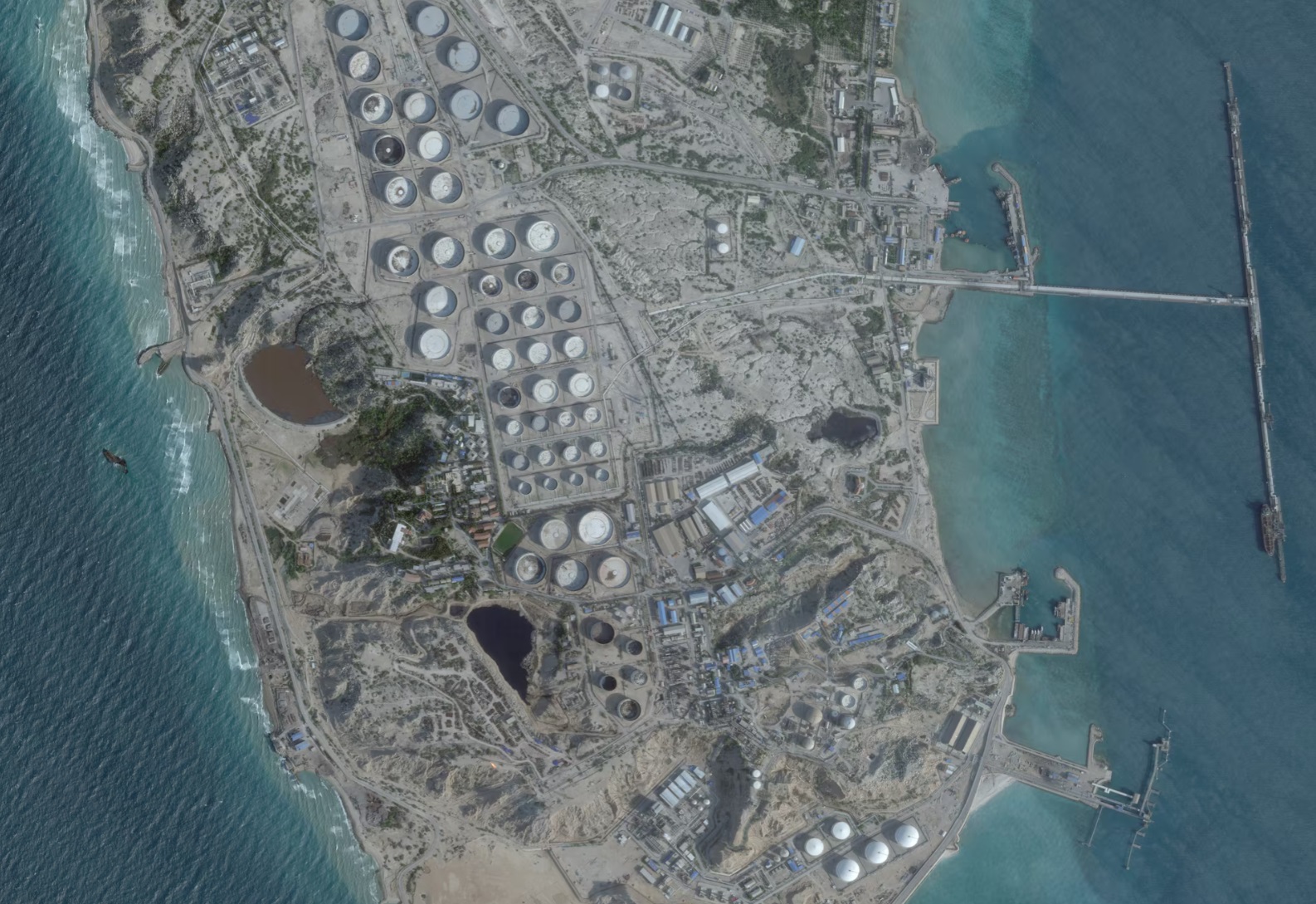 2026年2月25日，卫星图像显示了伊朗哈尔格岛的一个石油码头