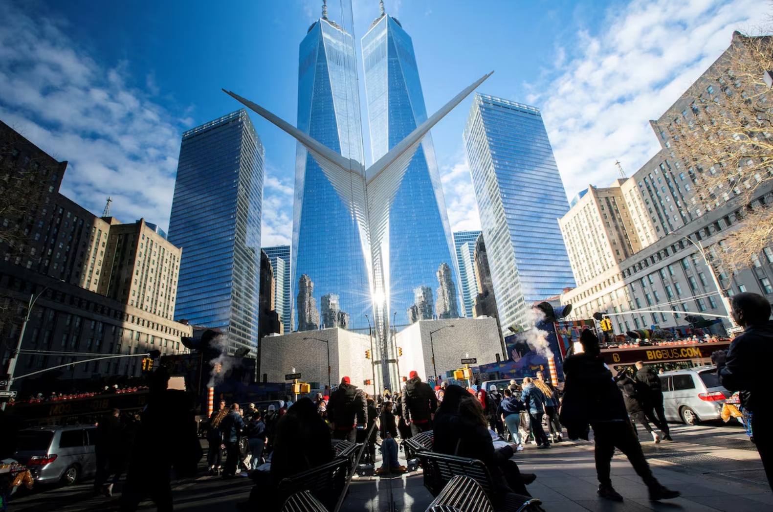 人们在美国纽约金融区靠近纽约证券交易所（NYSE）的地方行走