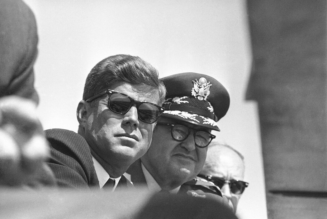 1962年，肯尼迪总统与空军参谋长柯蒂斯·李梅上将在佛罗里达观看B-52轰炸机