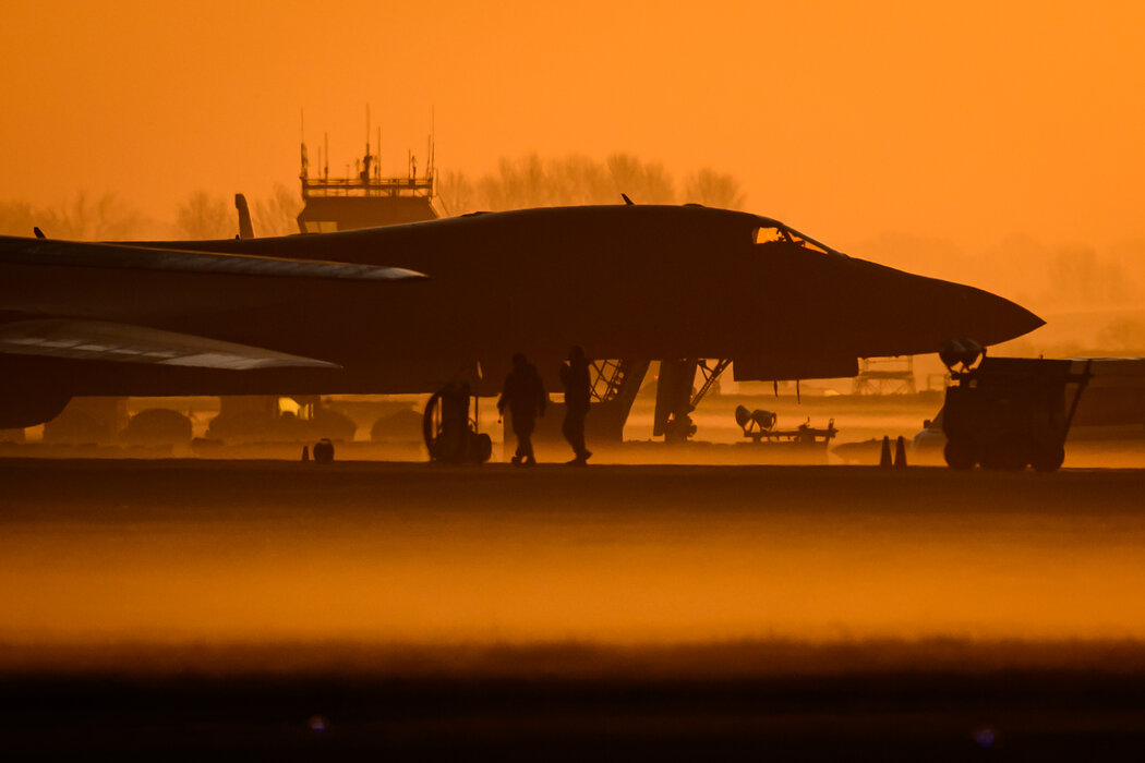 美国空军的一架B-1轰炸机在英国某空军基地