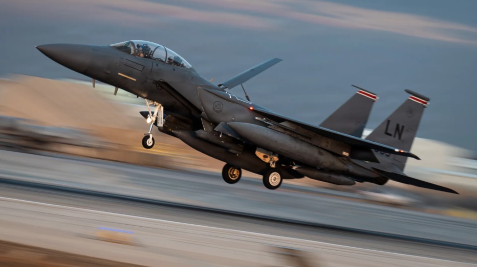 一架美国空军F-15E“攻击鹰”战斗机于1月降落在中东某基地
