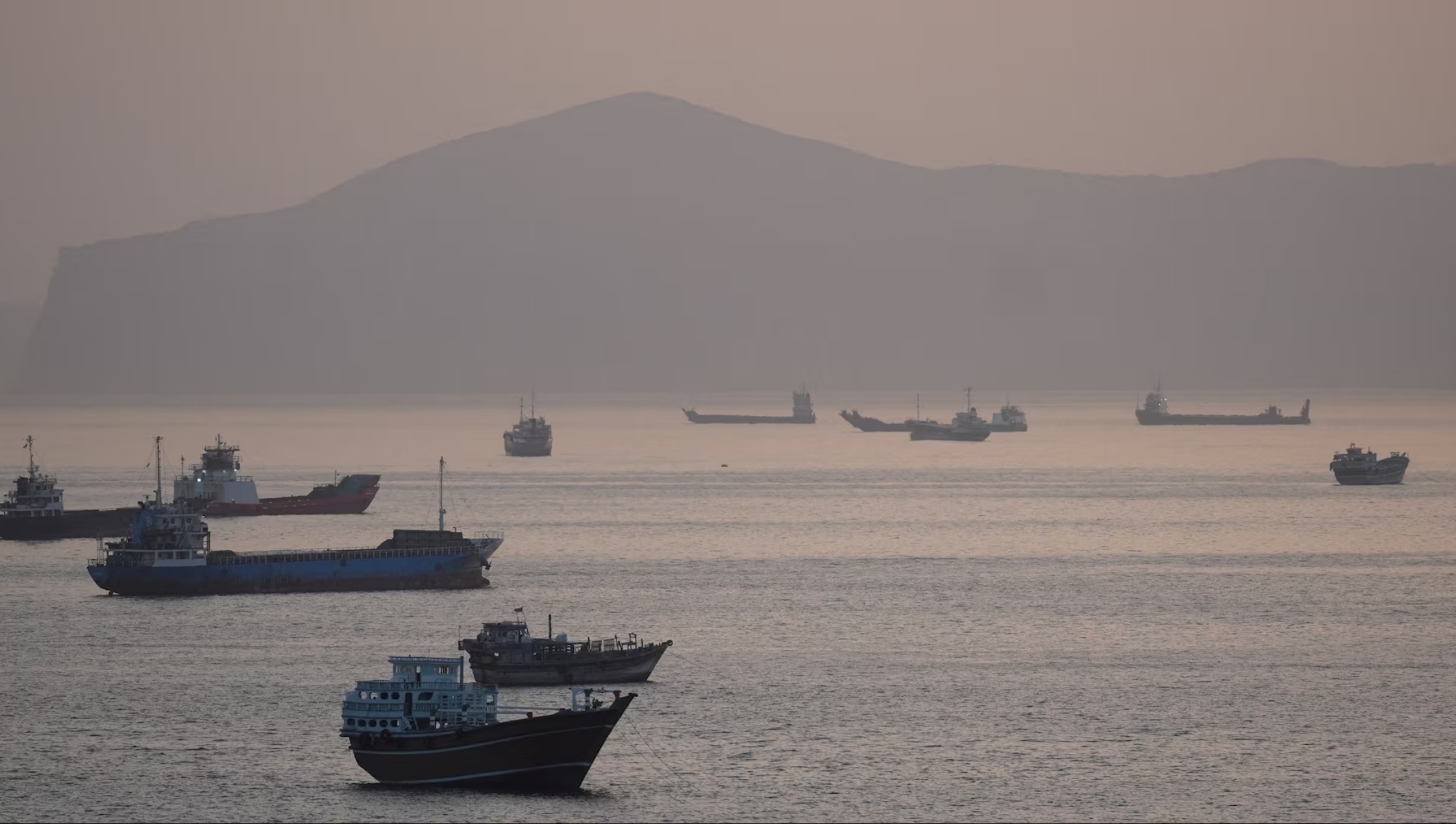 2026年5月1日，阿曼穆桑达姆省霍尔木兹海峡的船只